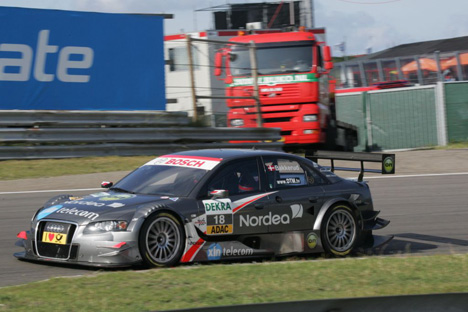 Christian Bakkerud, mens bilen stadig var intakt.